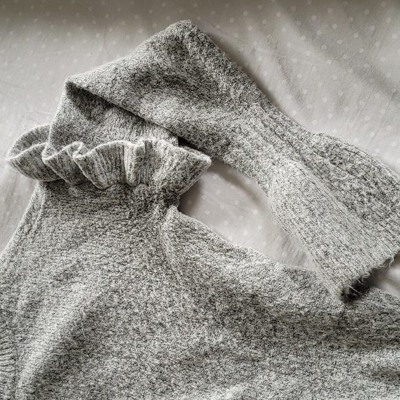 🔶️5 for $30🔶️ ROMEO + JULIET Ruffle and Bell Sleeve Sweater - Picture 4 of 5